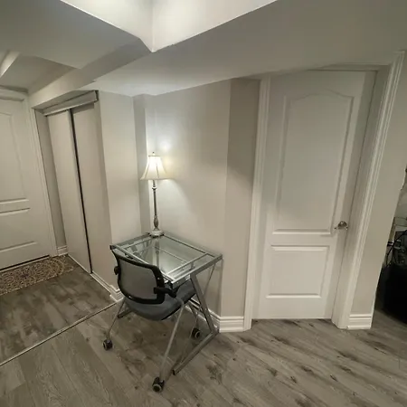 Cozyhaven A Private Entrance, Comfy Basement Apartment In Mississauga With Free Parking Conveniently Located With Easy Access To The Airport Downtown Toronto Major Malls And Highways For A Seamless Stay Exterior photo