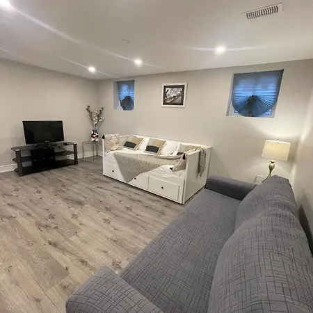 Cozyhaven A Private Entrance, Comfy Basement Apartment In Mississauga With Free Parking Conveniently Located With Easy Access To The Airport Downtown Toronto Major Malls And Highways For A Seamless Stay Exterior photo