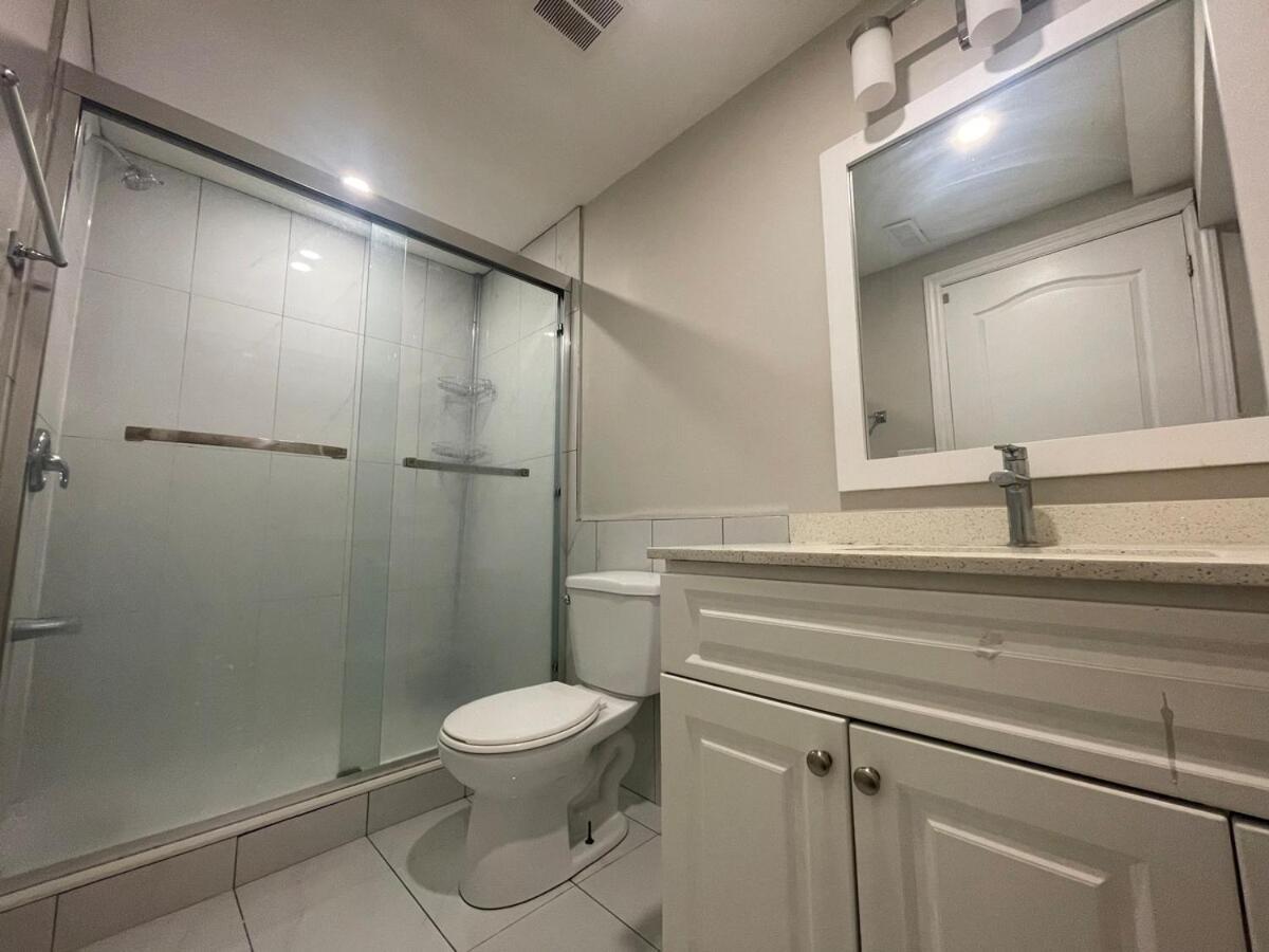 Cozyhaven A Private Entrance, Comfy Basement In With Free Parking Conveniently Located With Easy Access To The Airport Downtown Toronto Major Malls And Highways For A Seamless Holiday home Mississauga