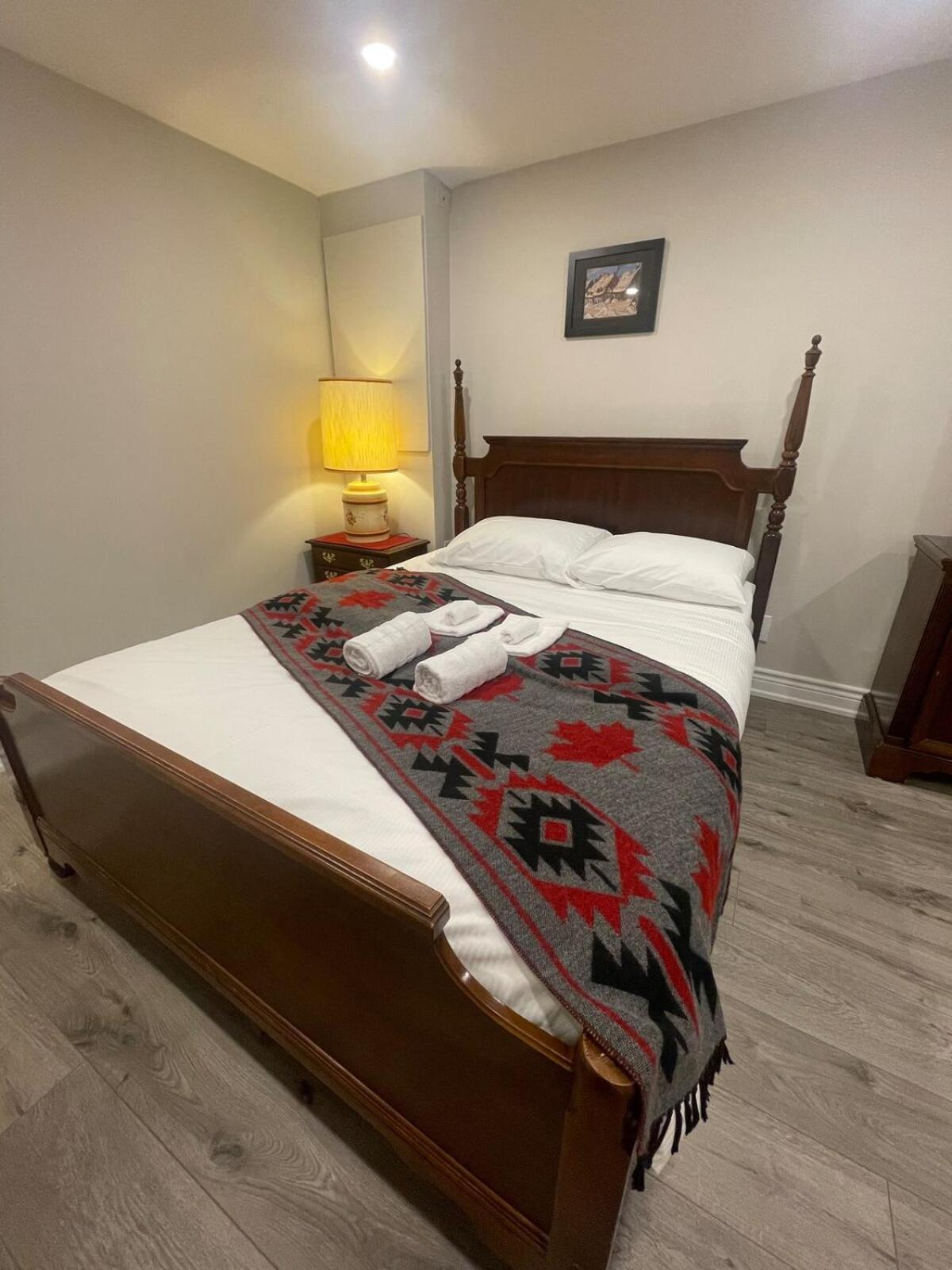 Cozyhaven A Private Entrance, Comfy Basement In With Free Parking Conveniently Located With Easy Access To The Airport Downtown Toronto Major Malls And Highways For A Seamless * Mississauga