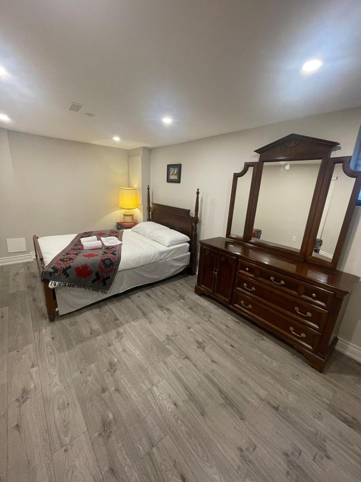Cozyhaven A Private Entrance, Comfy Basement In With Free Parking Conveniently Located With Easy Access To The Airport Downtown Toronto Major Malls And Highways For A Seamless * Mississauga