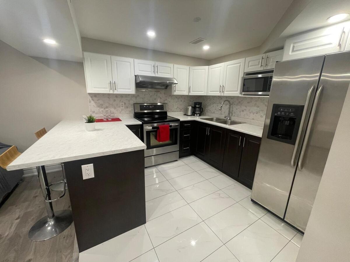 Cozyhaven A Private Entrance, Comfy Basement In With Free Parking Conveniently Located With Easy Access To The Airport Downtown Toronto Major Malls And Highways For A Seamless Holiday home *