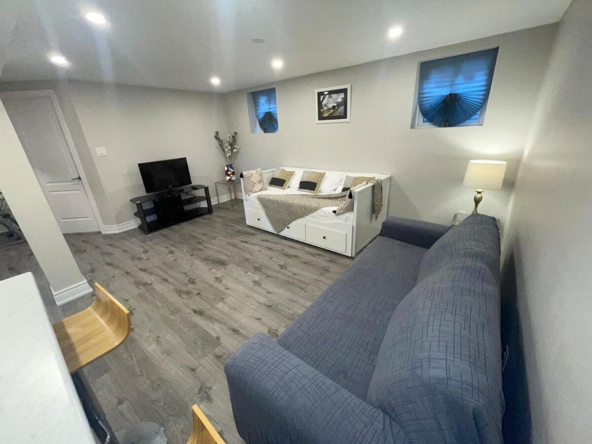 Holiday home Cozyhaven A Private Entrance, Comfy Basement In With Free Parking Conveniently Located With Easy Access To The Airport Downtown Toronto Major Malls And Highways For A Seamless Mississauga